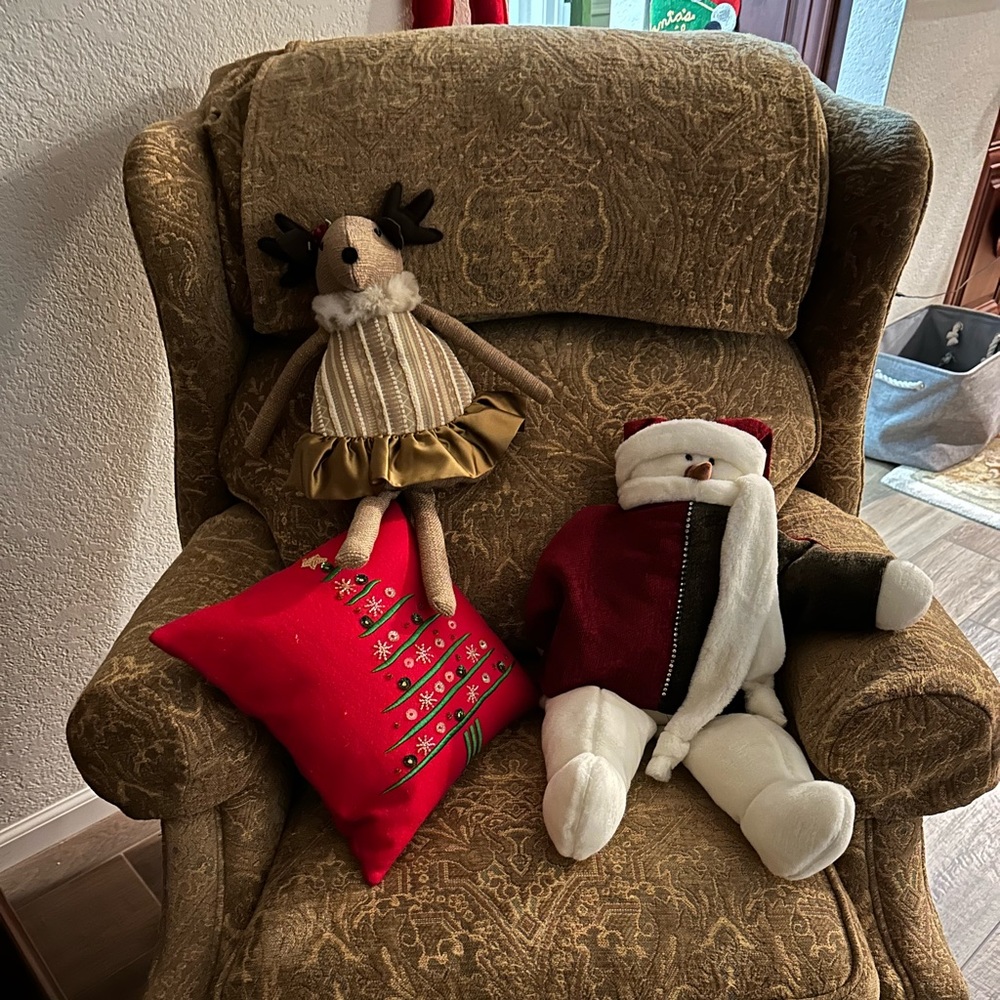 Woof & Poof Musical Snowman an his companion Ms. Reindeer and Pillow
